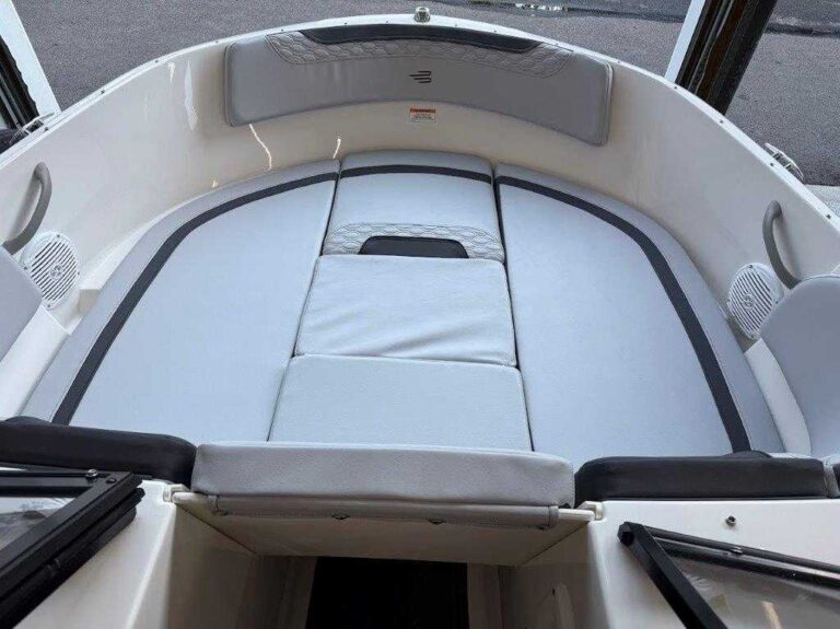 2026 Bayliner M17 - Full Windshield US-BLBX1323H526 [photo 15]